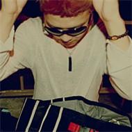 ��Ȼ�ڰ�ͷ�� ͻȻ������