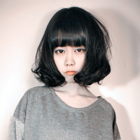 �׸������ڰ���ɫͷ���Ů��