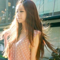 �׸������ڰ���ɫͷ���Ů��