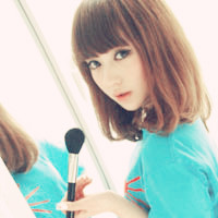 �׸������ڰ���ɫͷ���Ů��