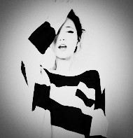 ר��Ů���ĺڰ׸���ͷ��