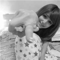 ר��Ů���ĺڰ׸���ͷ��