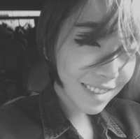 ר��Ů���ĺڰ׸���ͷ��