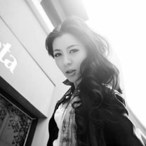 ר��Ů���ĺڰ׸���ͷ��