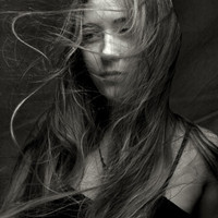 ר��Ů���ĺڰ׸���ͷ��