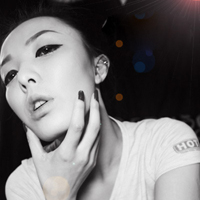 ר��Ů���ĺڰ׸���ͷ��