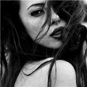 ����������Ů����ɫͷ������һ������е��Ļ�����