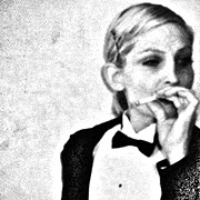 ������Ů���ڰ�ͷ��,͸¶һ˿�˸и���һ�ָ���