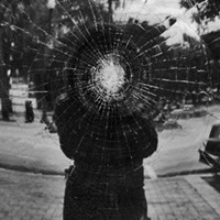 �˸и���Ů��ͷ��,�ڰ׵���ɫ������ʹ������