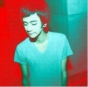 �ڰ�ɫ�����˸�����qqͷ�� �����,������,���������ϵ�˦����