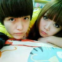 Ե������������ͷ��һ��һ�ң��������ұߵ�Ů����