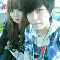 Ե������������ͷ��һ��һ�ң��������ұߵ�Ů����