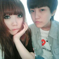 Ե������������ͷ��һ��һ�ң��������ұߵ�Ů����