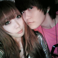 Ե������������ͷ��һ��һ�ң��������ұߵ�Ů����