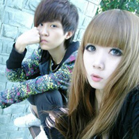 Ե������������ͷ��һ��һ�ң��������ұߵ�Ů����