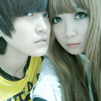 Ե������������ͷ��һ��һ�ң��������ұߵ�Ů����