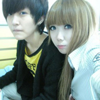 Ե������������ͷ��һ��һ�ң��������ұߵ�Ů����