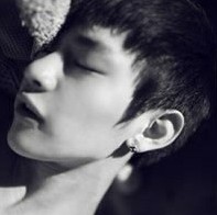 �������˸������ڰ�ͷ��,Ī�����˸�ӿ����ͷ��Ĳ�֪����