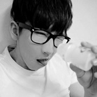 �������˸������ڰ�ͷ��,Ī�����˸�ӿ����ͷ��Ĳ�֪����