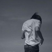 �������˸������ڰ�ͷ��,Ī�����˸�ӿ����ͷ��Ĳ�֪����