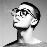 �������˸������ڰ�ͷ��,Ī�����˸�ӿ����ͷ��Ĳ�֪����