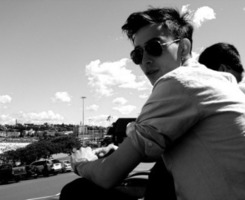 �������˸������ڰ�ͷ��,Ī�����˸�ӿ����ͷ��Ĳ�֪����