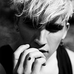 �ڰ׸��������˸�ͷ��,��������������޾������κ���ʹ