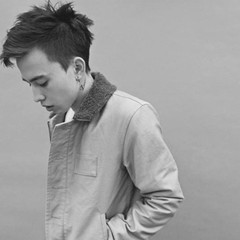 �ڰ׸��������˸�ͷ��,��������������޾������κ���ʹ