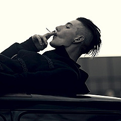 �ڰ׸��������˸�ͷ��,��������������޾������κ���ʹ