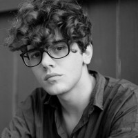 �������˸������Ƿ�ͷ��,ͷ���е��Һ����е㳤