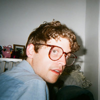 �������˸������Ƿ�ͷ��,ͷ���е��Һ����е㳤