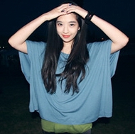 Ұ��90��СŮ������ͷ�񣬴�С��ñ��ͷ����ק