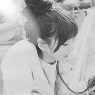 �������˸�Ů��ͷ��,�ڰ׵���ɫ��˵����һ��