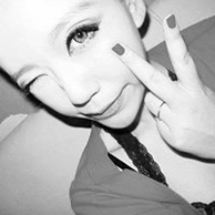 �������˸�Ů��ͷ��,�ڰ׵���ɫ��˵����һ��