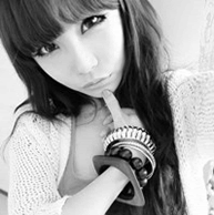 �������˸�Ů��ͷ��,�ڰ׵���ɫ��˵����һ��