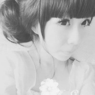 �������˸�Ů��ͷ��,�ڰ׵���ɫ��˵����һ��