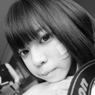 �������˸�Ů��ͷ��,�ڰ׵���ɫ��˵����һ��