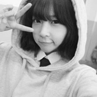 �������˸�Ů��ͷ��,�ڰ׵���ɫ��˵����һ��