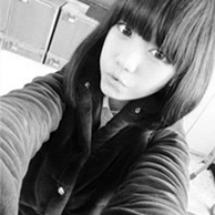 �������˸�Ů��ͷ��,�ڰ׵���ɫ��˵����һ��