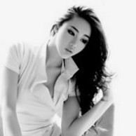 �������˸�Ů��ͷ��,�ڰ׵���ɫ��˵����һ��