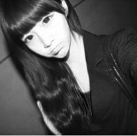 �������˸�Ů��ͷ��,�ڰ׵���ɫ��˵����һ��