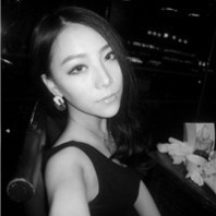 �������˸�Ů��ͷ��,�ڰ׵���ɫ��˵����һ��