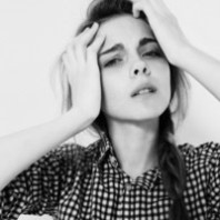 �������˸�Ů��ͷ��,�ڰ׵���ɫ��˵����һ��