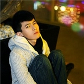 ���԰���ɫ����ͷ��,����۾�����ô����������