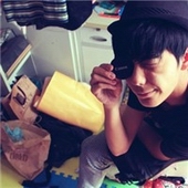 ���԰���ɫ����ͷ��,����۾�����ô����������