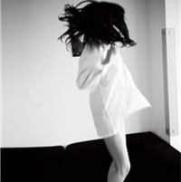 ���ڻӻ�һ���ڰ׵��ഺ