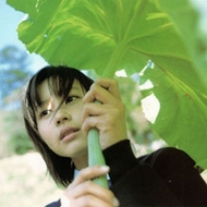 Ψ������qqŮ���⾳ͷ����ɫҶƬ�µ��ڼ�Ů��