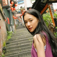 Ψ������qqŮ���⾳ͷ����ɫҶƬ�µ��ڼ�Ů��