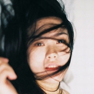 Ψ������qqŮ���⾳ͷ����ɫҶƬ�µ��ڼ�Ů��