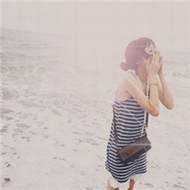 Ψ������qqŮ���⾳ͷ����ɫҶƬ�µ��ڼ�Ů��